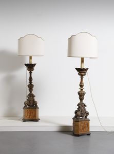 MANIFATTURA DEL XVIII SECOLO - Coppia di candelieri in legno intagliato e laccato montati a lampada.