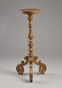 MANIFATTURA DEL XIX SECOLO - Tripode in legno intagliato e dorato, con decorazioni fitomorfe e a volute.