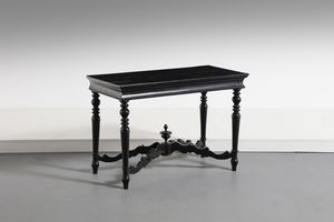 MANIFATTURA DEL XIX SECOLO - Tavolino in legno ebanizzato con gambe unite da traversa.