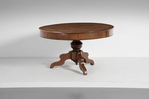 MANIFATTURA DEL XIX SECOLO - Tavolo tondo in legno di noce, ampia fascia sottopiano, su base tripode.