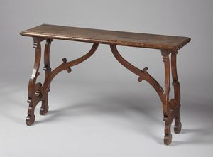 MANIFATTURA DEL XIX SECOLO - Tavolo fratino in legno di noce nello stile del XVII secolo.