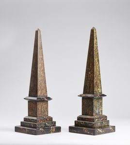 MANIFATTURA DEL XIX SECOLO - Coppia di obelischi in pietra dipinti a finto marmo.