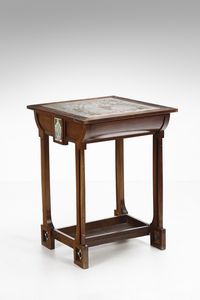 MANIFATTURA DEGLI INIZI DEL XX SECOLO - Tavolino Art Nouveau con inserti in smalto e vetro, piano in tessuto e vetro.