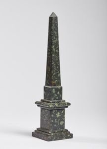 MANIFATTURA DEL XX SECOLO - Obelisco in marmo serpentino.