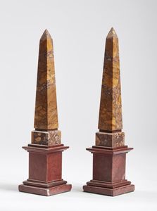 MANIFATTURA DEL XX SECOLO - Coppia di obelischi in marmo broccatello di Siena.