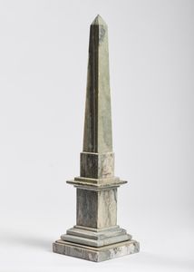MANIFATTURA DEL XX SECOLO - Obelisco in marmo grigio.