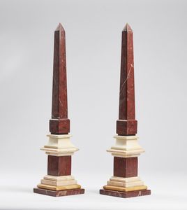 MANIFATTURA DEL XX SECOLO - Coppia di obelischi in marmo rosso antico.