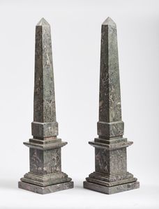 MANIFATTURA DEL XX SECOLO - Coppia di obelischi in marmo grigio.