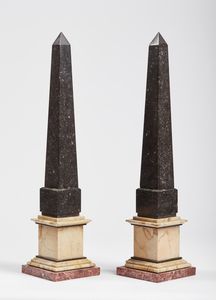 MANIFATTURA DEL XX SECOLO - Coppia di obelischi in marmo nero e base in marmo gialla.