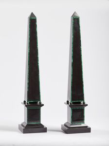 MANIFATTURA DEL XX SECOLO - Coppia di obelischi in marmo nero e malachite.