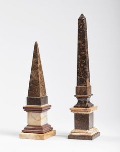 MANIFATTURA ROMANA DEL XX SECOLO - Coppia di obelischi di diverse dimensioni in lumachella.