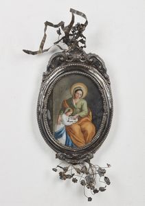MANIFATTURA DEL XIX SECOLO - Cornice in rame argentato con miniatura a tempera raffigurante l'educazione di Maria.