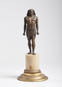 MANIFATTURA DEL XIX SECOLO - Figura egizia in bronzo su base in marmo e bronzo dorato.