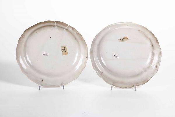 Coppia di piatti Francia, Probabilmente Moustier, XVIII secolo  - Asta Ceramiche | Cambi Time - Associazione Nazionale - Case d'Asta italiane
