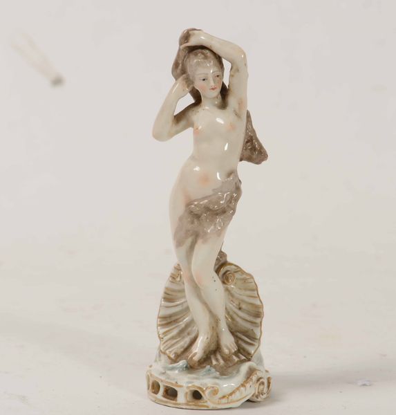 Figurina di Venere. Francia, Manifattura di Saint-Maurice, ultimo terzo del XIX secolo  - Asta Ceramiche | Cambi Time - Associazione Nazionale - Case d'Asta italiane