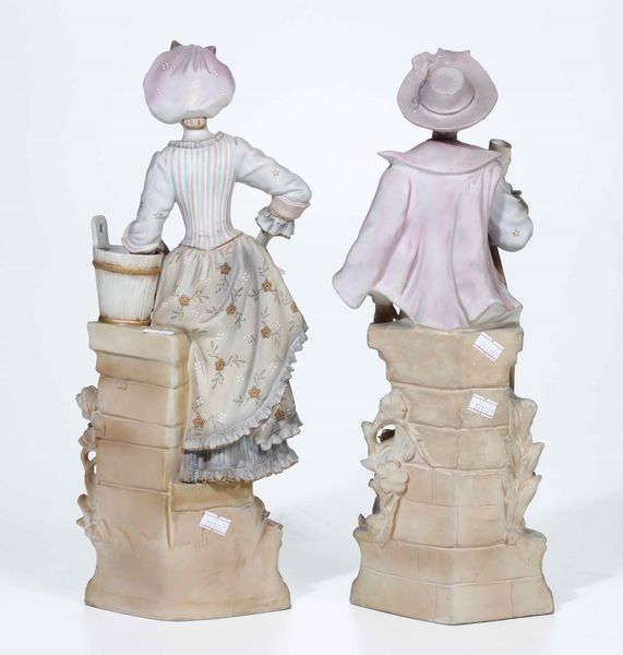 Coppia di figurine. Manifattura indeterminata, 1900 circa  - Asta Ceramiche | Cambi Time - Associazione Nazionale - Case d'Asta italiane