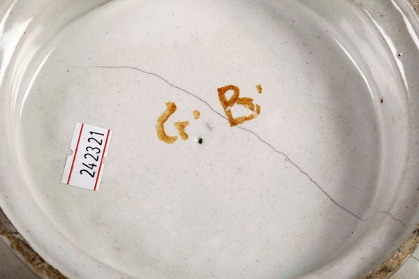 Tre sottocoppe, tre piatti e un vasetto. Savona, XVIII secolo  - Asta Ceramiche | Cambi Time - Associazione Nazionale - Case d'Asta italiane