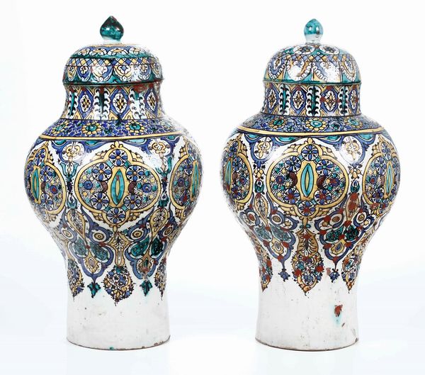 Coppia di vasi con coperchio. XX secolo  - Asta Ceramiche | Cambi Time - Associazione Nazionale - Case d'Asta italiane