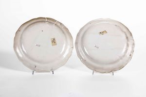 Coppia di piatti Francia, Probabilmente Moustier, XVIII secolo  - Asta Ceramiche | Cambi Time - Associazione Nazionale - Case d'Asta italiane
