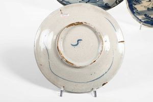 Una sottocoppa e un piatto. Savona, XVIII secolo  - Asta Ceramiche | Cambi Time - Associazione Nazionale - Case d'Asta italiane
