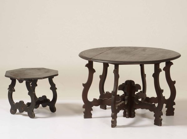 Due tavolini da salotto in legno diversi  - Asta Antiquariato | Cambi Time - Associazione Nazionale - Case d'Asta italiane