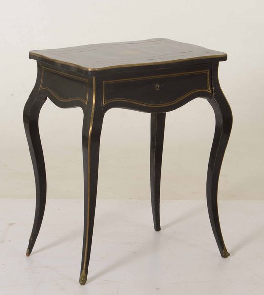 Tavolino con cassetto laccato nero con applicazioni di bronzo dorato  - Asta Antiquariato | Cambi Time - Associazione Nazionale - Case d'Asta italiane
