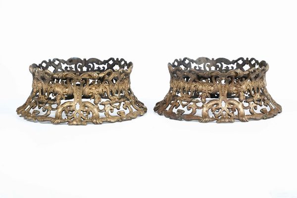 Due basi di vasi in bronzo dorato e traforato  - Asta Antiquariato | Cambi Time - Associazione Nazionale - Case d'Asta italiane