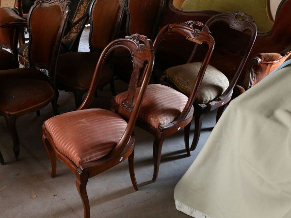 Serie di tre sedie a gondola in noce  - Asta Arredi e Dipinti dall'antica Fattoria Franceschini, in parte provenienti da Villa I Pitti - Associazione Nazionale - Case d'Asta italiane