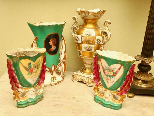 Quattro vasi in porcellana  - Asta Arredi e Dipinti dall'antica Fattoria Franceschini, in parte provenienti da Villa I Pitti - Associazione Nazionale - Case d'Asta italiane