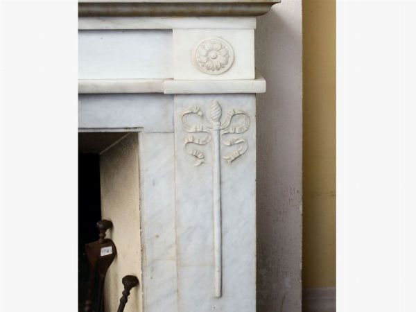 Piccolo camino in marmo bianco  - Asta Arredi e Dipinti dall'antica Fattoria Franceschini, in parte provenienti da Villa I Pitti - Associazione Nazionale - Case d'Asta italiane