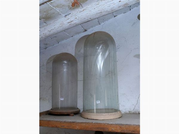 Due campane in vetro  - Asta Arredi e Dipinti dall'antica Fattoria Franceschini, in parte provenienti da Villa I Pitti - Associazione Nazionale - Case d'Asta italiane