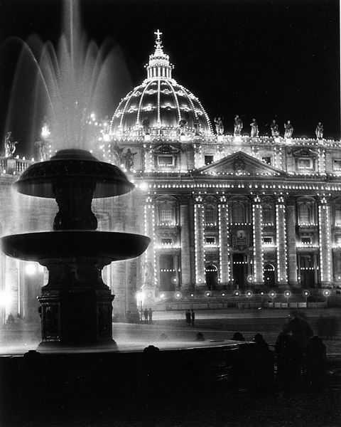 Alfred Eisenstaedt : St. Peter's Basilica light up during Holy Year, Rome  - Asta Fotografia - Associazione Nazionale - Case d'Asta italiane