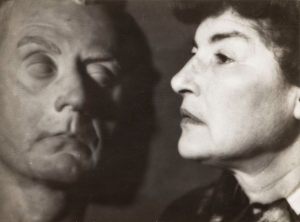 Man Ray : Juliette devant le masque de Man Ray  - Asta Fotografia - Associazione Nazionale - Case d'Asta italiane