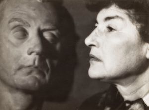 Man Ray - Juliette devant le masque de Man Ray