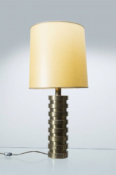 PRODUZIONE ITALIANA : Lampada in ottone  paralume in pergamena. Anni '70 cm 86x38  - Asta Asta 192 Illuminazione - Associazione Nazionale - Case d'Asta italiane