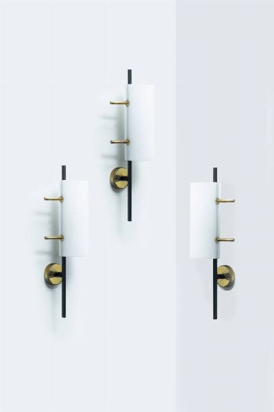 PRODUZIONE ITALIANA : Tre lampade a parete in metallo laccato  diffusori in vetro cilindrico satinato. Anni '50  - Asta Asta 192 Illuminazione - Associazione Nazionale - Case d'Asta italiane
