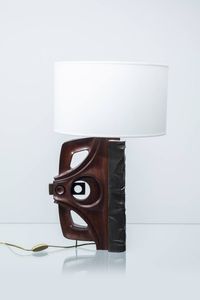 GIANNI PINNA - Lampada da tavolo in legno di noce e legno verniciato. Anni '70 Firma incussa h cm 50