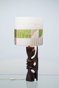 GIANNI PINNA - Lampada da tavolo in legno di noce. Anni '70 Firma incussa h cm 51