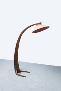 PRODUZIONE ITALIANA - Lampada da terra con fusto ad arco in legno  paralume in stoffa. Anni '50 h cm 164