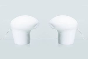 GINO VISTOSI - Coppia di lampade da tavolo in vetro lattimo. Anni '70 h cm 31