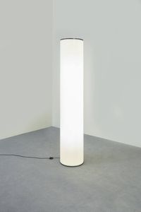 PRODUZIONE ITALIANA - Lampada da terra con diffusore cilindrico in plexiglass. Anni '70 h cm 198