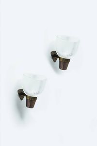 LUIGI CACCIA DOMINIONI - Coppia di lampade a parete in ottone  diffusori in vetro stampato. Anni '50 cm 22x18