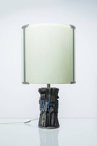 STUDIO DEL CAMPO - Lampada da tavolo con base in metallo e inserti in smalto  paralume in vetro curvato. Anni '70 cm 73x41
