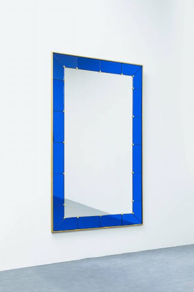 CRISTAL ART : Grande specchiera con cornice in ottone e vetro colorato blu. Anni '60  cm 172x106  - Asta Asta 193 Design - Associazione Nazionale - Case d'Asta italiane