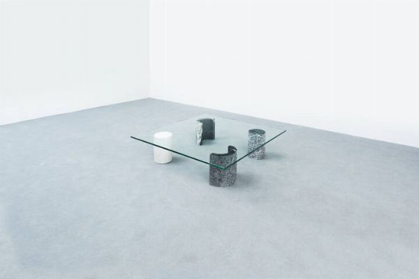 CASIGLIANI : Tavolino con elementi in marmo a forme geometriche piano in vetro. Anni '70  cm 25x100x100  - Asta Asta 193 Design - Associazione Nazionale - Case d'Asta italiane