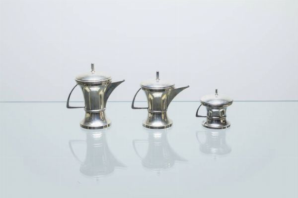 PRODUZIONE ITALIANA : Set in argento composto da caffettiera  teiera e zuccheriera. Anni '50 Misure diverse  - Asta Asta 193 Design - Associazione Nazionale - Case d'Asta italiane