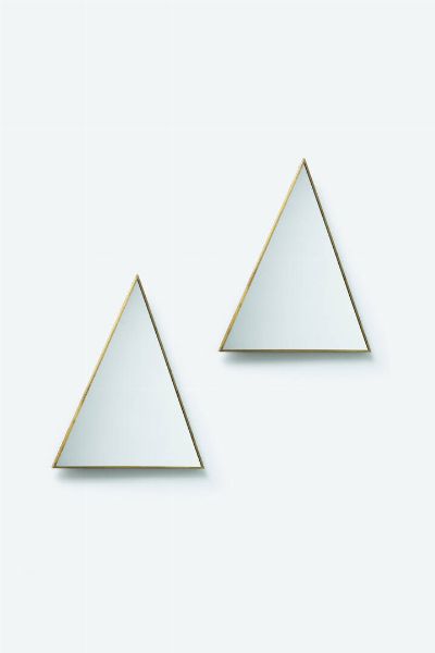 PRODUZIONE ITALIANA : Coppia di specchiere a forma triangolare con bordo in ottone. Anni '60 cm 90x80  - Asta Asta 193 Design - Associazione Nazionale - Case d'Asta italiane