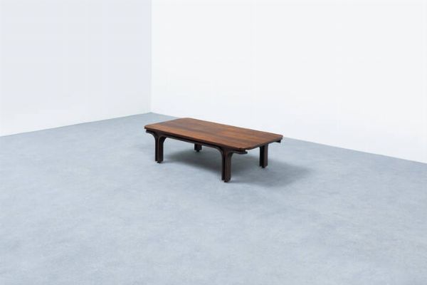 GIANFRANCO FRATTINI : Tavolino in legno di mogano. Prod. Bernini anni '70 cm 32x107x53  - Asta Asta 193 Design - Associazione Nazionale - Case d'Asta italiane
