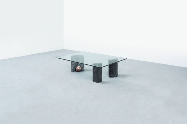 CASIGLIANI : Tavolino con supporti in marmo  piano in vetro. Anni '80 cm 32x75x110  - Asta Asta 193 Design - Associazione Nazionale - Case d'Asta italiane