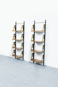 PRODUZIONE ITALIANA - Coppia di librerie con struttura in metallo verniciato  piani in legno  particolari in ottone. Anni '60 cm 200 [..]